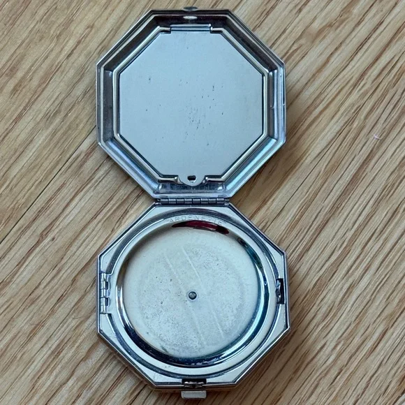 2 Vintage Compacts Elizabeth Arden (Octagon) and Dorset Fifth Avenue (Square) - Picture 6 of 12